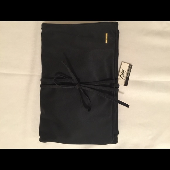 Celebrity Black Waterproof Travel Hanging Bag - Picture 2 of 3